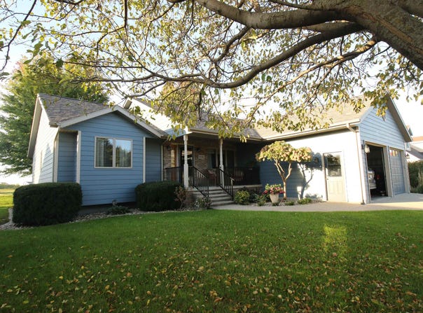 1061 29th St, Spirit Lake, IA 51360