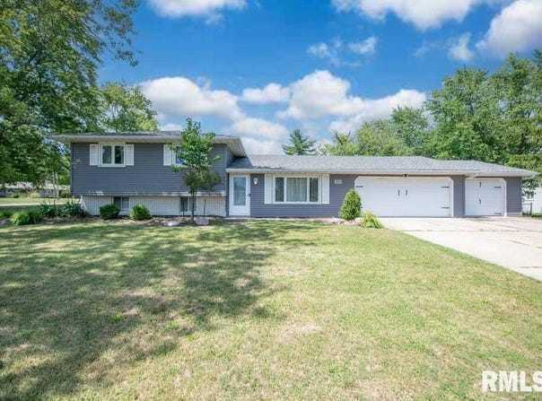 1200 HIGHVIEW Road, East Peoria, IL 61611