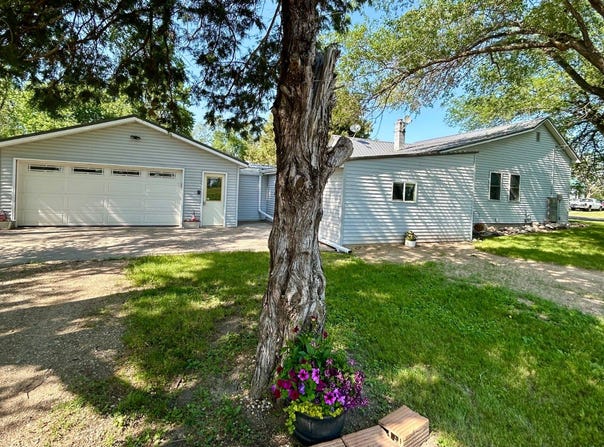 801 LEOLA AVENUE, Leola, SD 57456