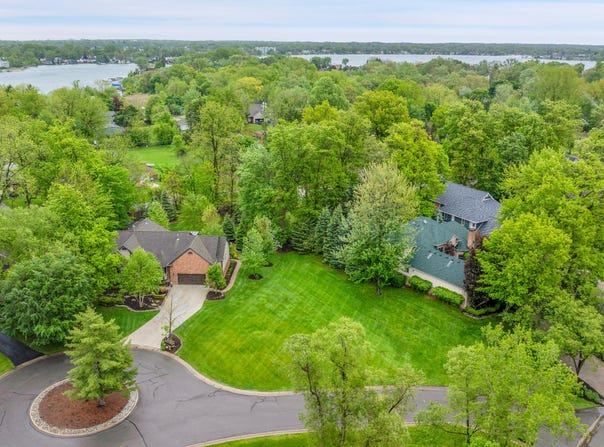 4275 Forest Valley Court, Waterford, MI 48328