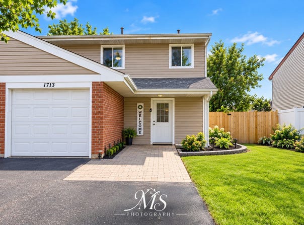 1713 Fulton Lane, Hanover Park, IL 60133