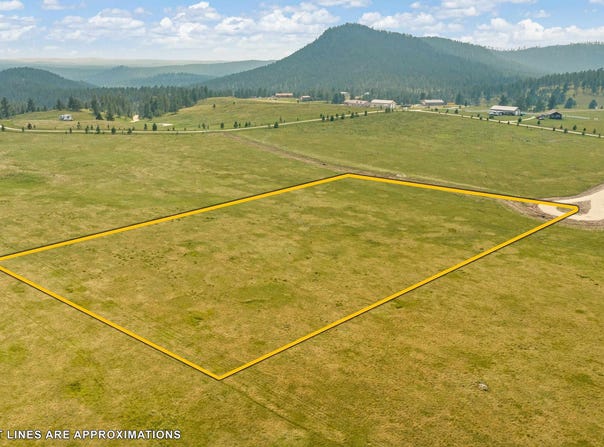 War Bonnet Road, Custer, SD 57730