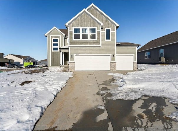 316 Woodview Drive, Raymore, MO 64083