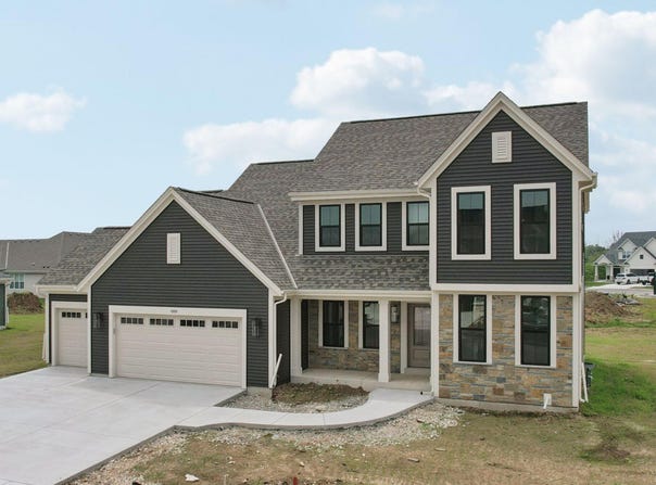 1233 Green Tree Dr, Oconomowoc, WI 53066