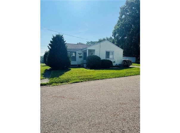 1602 Colonial Boulevard NE, Canton, OH 44714