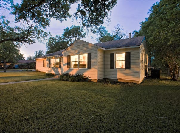 1011 Plum ST, Lockhart, TX 78644