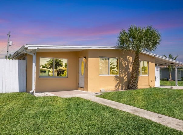 210 DUXBURY AVENUE, PORT CHARLOTTE, FL 33952