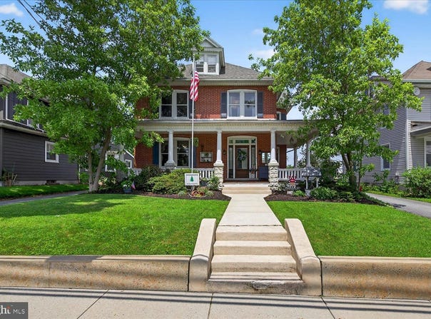 1039 E MAIN STREET, NEW HOLLAND, PA 17557