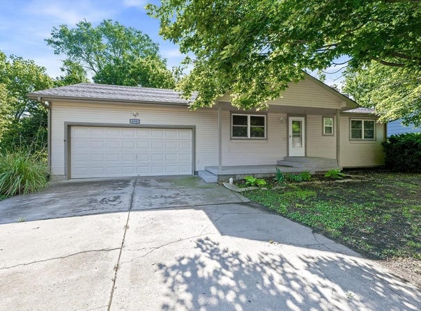 636 Dublin Dr, Andover, KS 67002