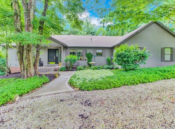 38 Choctaw Trail, Malvern, OH 44644