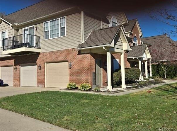 27343 Hidden Oaks Drive, Brownstown Twp, MI 48183