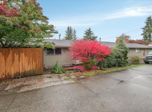 441 W GLOUCESTER St, Gladstone, OR 97027