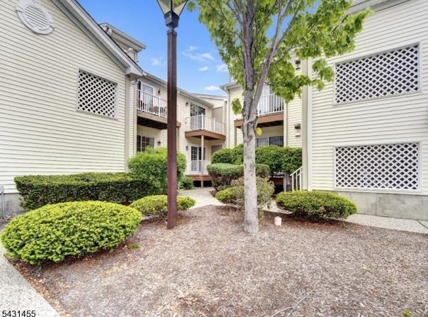 114 Potomac Dr, Bernards Twp., NJ 07920-3194