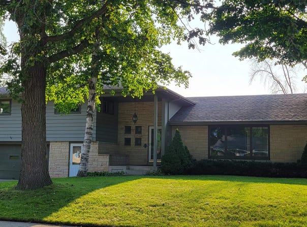 1409 ARDEN Lane, MANITOWOC, WI 54220-2516