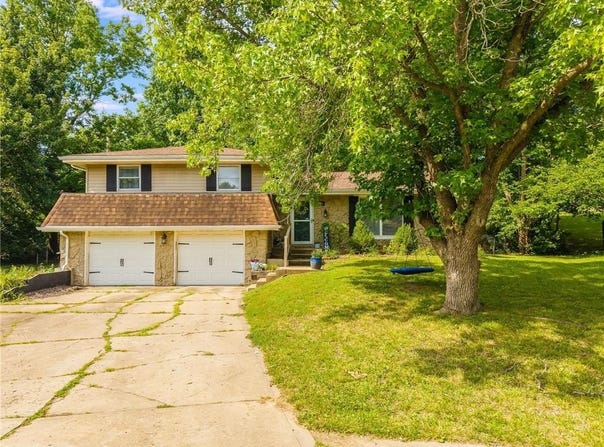 1621 NE Rosewood Circle, Kansas City, MO 64118