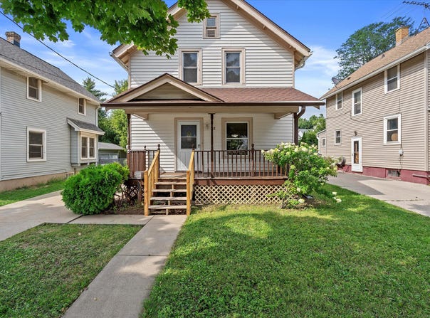 712 W College Ave, Waukesha, WI 53186