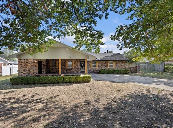 122 W Circle Drive, Clarksville, AR 72830