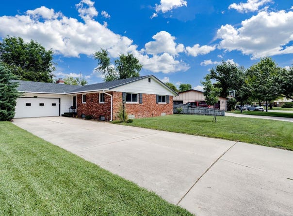 906 E 24th Ave, Hutchinson, KS 67502-0000
