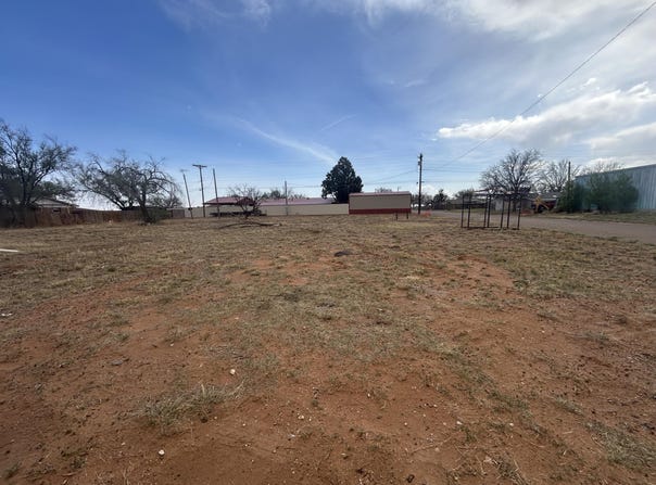 402 E Stanolind Street, Sundown, TX 79372