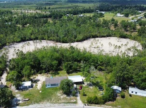E Creekview Dr, Wewahitchka, FL 32465