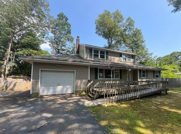 15 Gardiners Road, Sound Beach, NY 11789