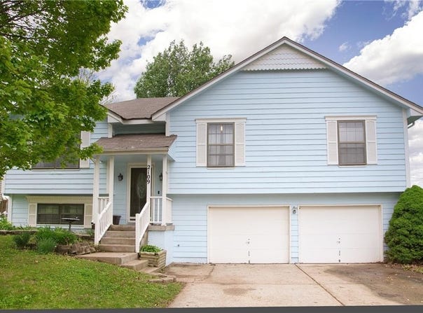 2109 NW Hidden Pointe Court, Blue Springs, MO 64015