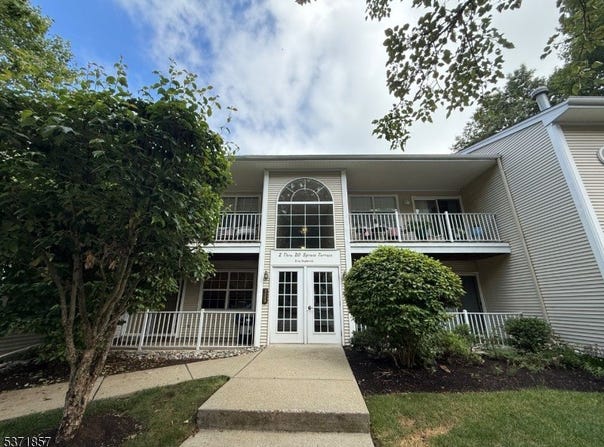18 Spruce Ter, Mount Arlington Boro, NJ 07856-2309