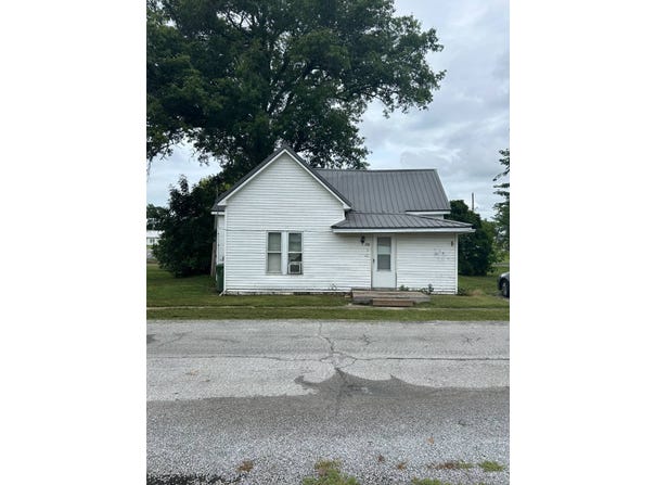 108 W 5th Street, Ina, IL 62846