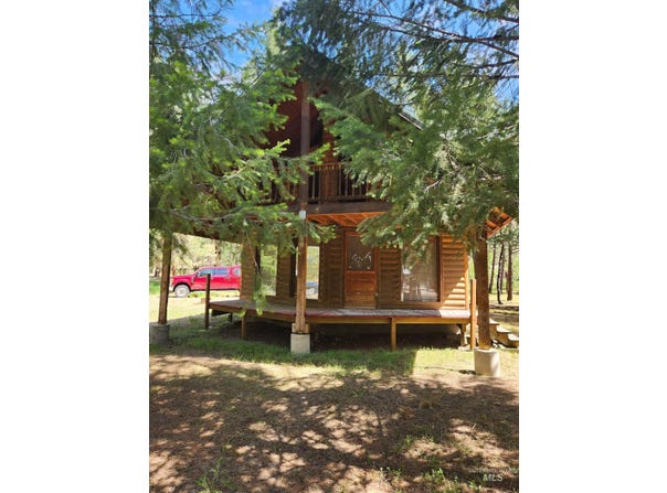 1616 E River Dr., Featherville, ID 83647