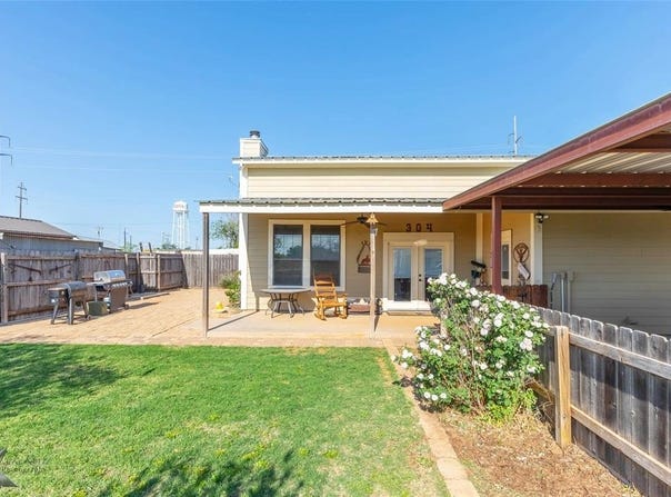 304 S Madison Avenue, Aspermont, TX 79502
