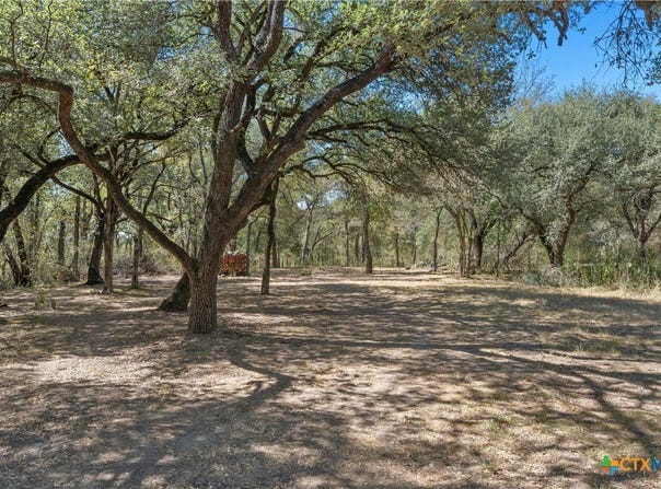 6.75 CR 473, Lott, TX 76656