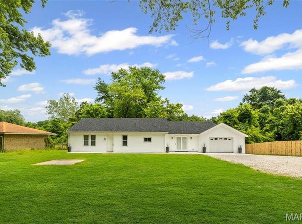 109 Athlone Drive, Caseyville, IL 62232