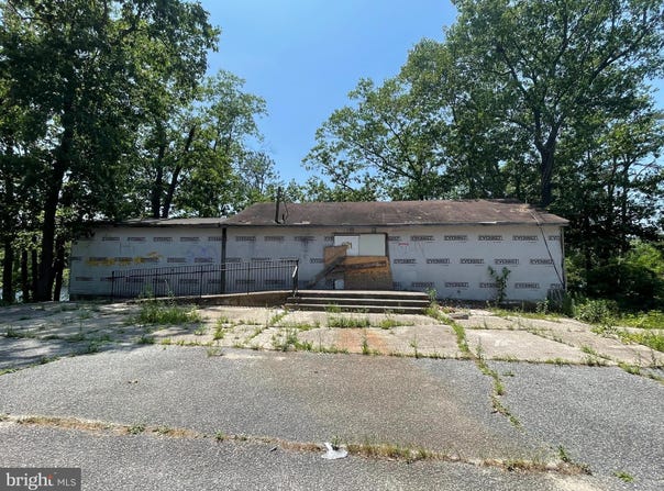 402 VIRGINIA DRIVE, BROWNS MILLS, NJ 08015