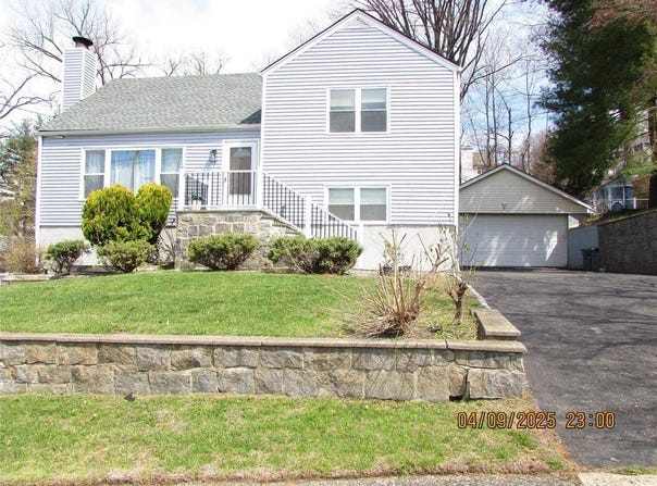 156 Candlewood Dr, Yonkers, NY 10710