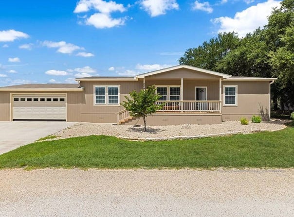 204  Windmill Oaks Avenue, Fredericksburg, TX 78624