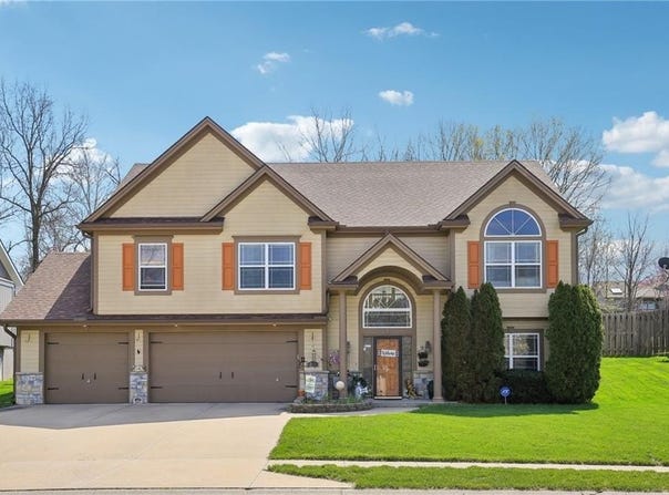 205 DoubleTree Lane, Smithville, MO 64089