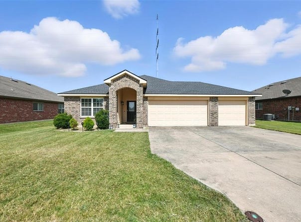 328 Broken Bow, Krum, TX 76249