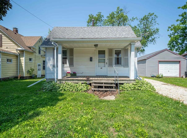 116 S 8TH Avenue, Canton, IL 61520