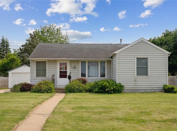 608 W 13TH Street, Vinton, IA 52349