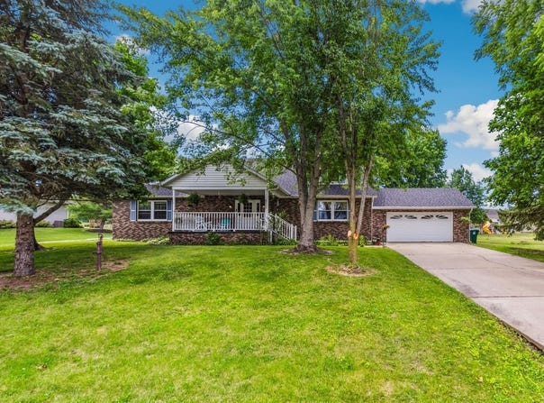 839 Riverside, DIXON, IL 61021
