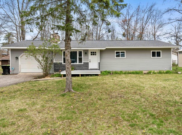 6830 Elmwood, Indian River, MI 49749