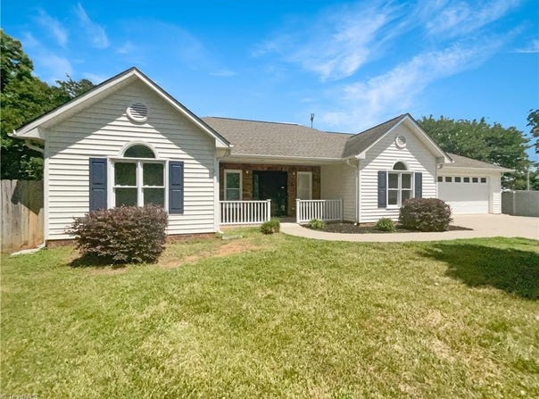 105 Stonburg Road, Clemmons, NC 27012