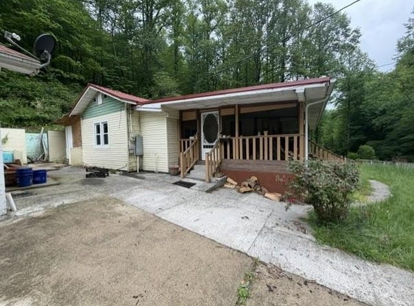 3635 Pinsonfork Rd, McAndrews, KY 41543
