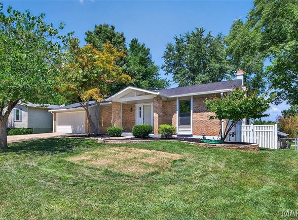 34 N Harris Drive, St Peters, MO 63376