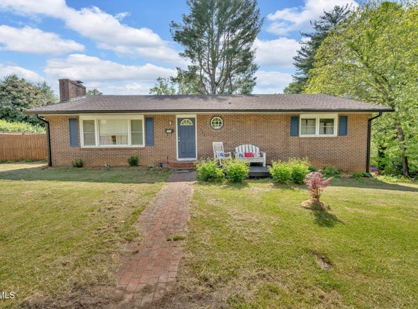 123 North Lincoln Avenue, Jonesborough, TN 37659
