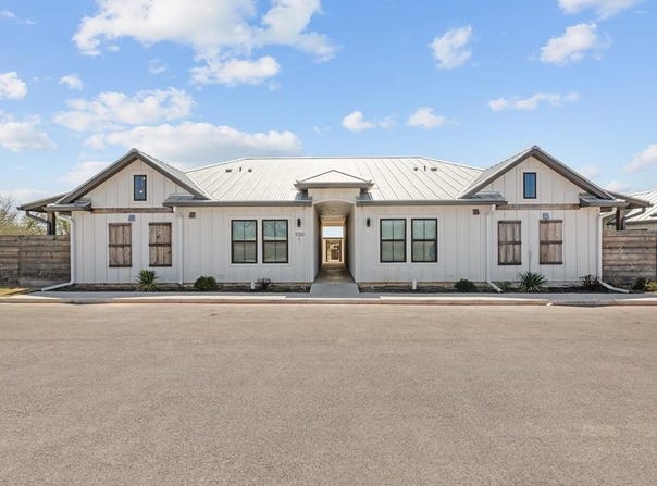 930 S Eagle St, Fredericksburg, TX 78624