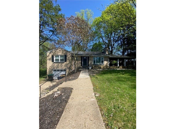 390 Southridge Dr, St Clair, PA 15241