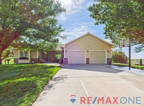 1702 Grandview Drive E, Garden City, KS 67846
