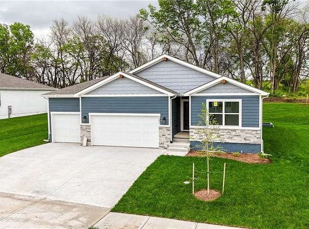 1001 Branchwood Lane, Raymore, MO 64083