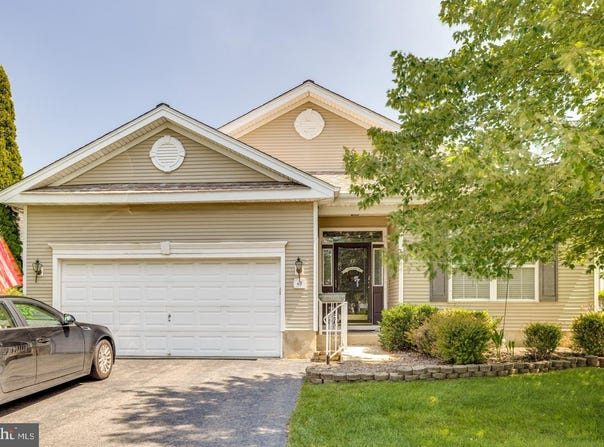 49 CHAMBER LANE, COLUMBUS, NJ 08022